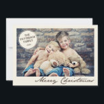Familienkreis Vintag Frohe Weihnachtsfotokarte Feiertagskarte<br><div class="desc">Ein Elfenbeinzirkel hält Ihren Familiennamen in der oberen links Ecke, mit Vintagem, kursiven Text, der "Frohe Weihnachten" in einem hübschen, neutralen Braun unter Ihrem Lieblingsstift ausliest. Auf der Rückseite vervollständigt ein koordinierendes Streifenmuster in Elfenbein und Beige das Aussehen. Der moderne, aber Vintage Mocha-braune Stil verleiht dem Gruß eine zeitgenössische Note....</div>