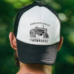 Familienname Bauernhof Rustikaler Vintager Traktor Truckerkappe<br><div class="desc">Ein stilvoller Baseball & LKW-Hut mit Ihrem Familiennamen und "Bauernhaus",  Ranch,  Hausmeister oder anderem Wunschtext und einem feststehenden Datum. Dieses einzigartige,  individuelle Design zeigt handgezeichnete Kunstwerke eines Vintagen Bauerntraktors mit rustikaler Typografie. Um mehr Designs wie dieses zu sehen,  besuchen Sie bitte meinen Shop hier unter "Zazzle.com/Rustic_Charm". Danke.</div>