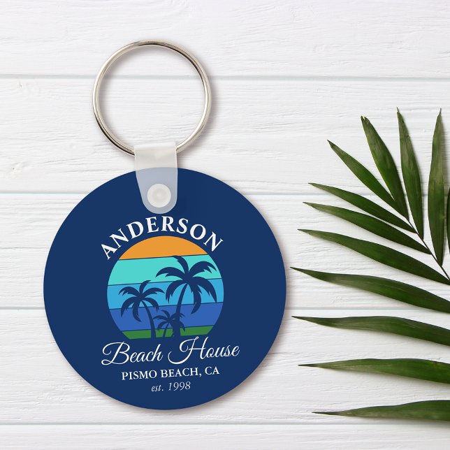 Familienname Beach House Sun Palm Trees Blue Schlüsselanhänger (Customize to change text size, style or background color.)