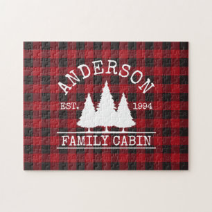 Familienname Cabin Red Buffalo Karierte Pinienbäum Puzzle