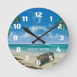 Familienname des Küstenhotels Tropical Beach House Runde Wanduhr