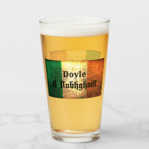 Familienname Doyle auf irischer Flagge Glas