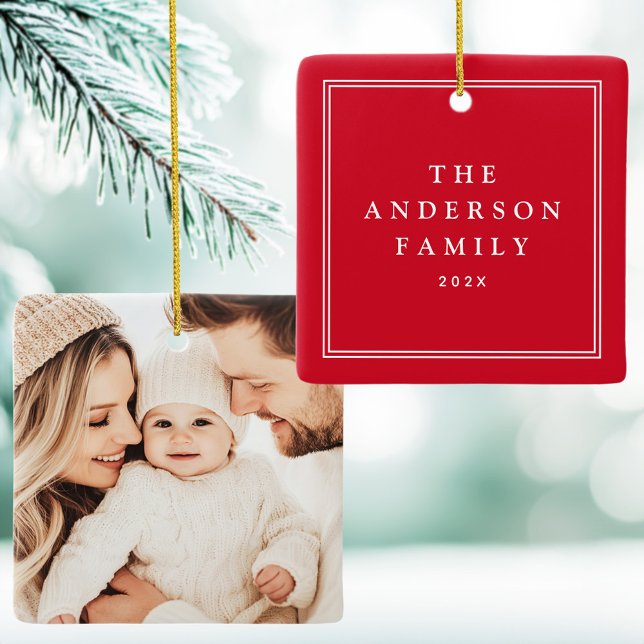 Familienname Jahr Foto Keramikornament (Family photo name year elegant border red ceramic ornament)