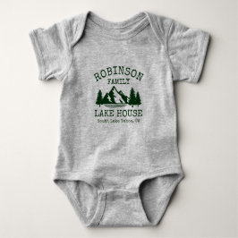 Familienname Lake House Forest Green Silhouette Baby Strampler