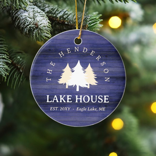 Familienname Lake House Pine Trewood Personalisier Keramik Ornament (Von Creator hochgeladen)