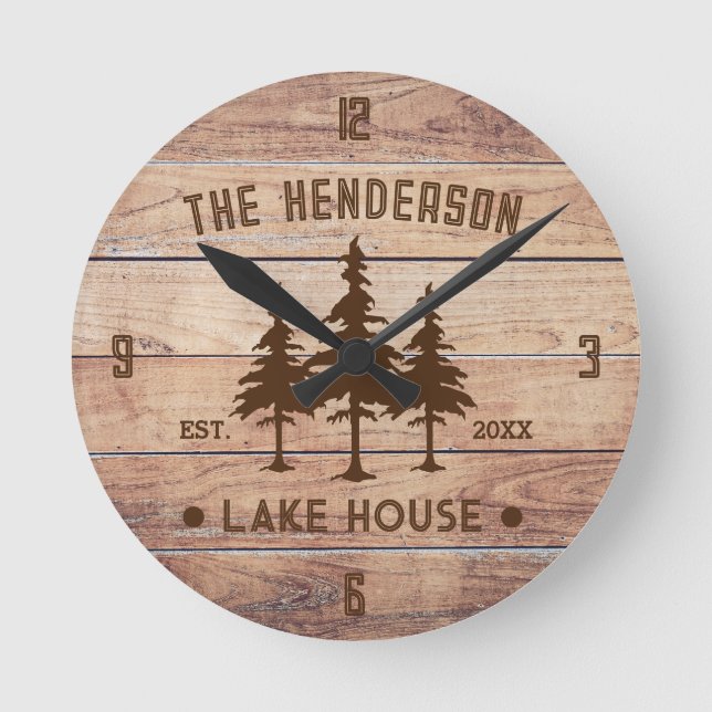 Familienname Lake House Pine Trewood Personalisier Runde Wanduhr (Vorderseite)