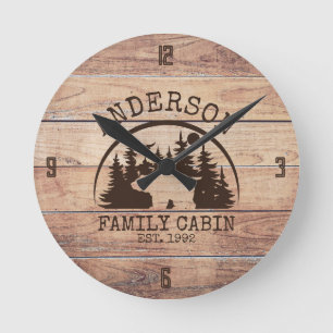 Familienname Lake House Pine Trewood Personalisier Runde Wanduhr