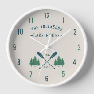 Familienname Lake House Rustikale Oars Pine Trees Uhr