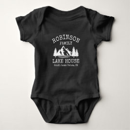 Familienname Lake House Rustikale weiße Silhouette Baby Strampler