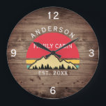 Familienname: Rustikale Retro-Bäume Große Wanduhr<br><div class="desc">Verwandeln Sie Ihre Zuhause in ein gemütliches Refugium mit unserer Familie Cabin Rustic Retro Trees Family Name Large Clock. Dieses charmante Zeitwerk bringt die rustikale Schönheit der großen Freizeit direkt in Ihren Wohnraum. Mit einem Vintag inspirierten Design mit rustikalen Retrobäumen fügt es jedem Zimmer eine Touch Nostalgie hinzu. Personalisieren Sie...</div>