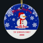 Familienname Snowman Keramik Ornament<br><div class="desc">Schöne und Niedliche Weihnachtsschmuck. Dieses Ornament wird von Weihnachten inspiriert,  Magst du Schneeflocken,  Schneemänner und blaue Farben? Klicken Sie auf Personalisieren,  um mit der Anpassung zu beginnen!</div>