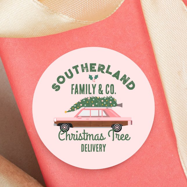 Familienpink Vintage Auto Weihnachtsbaum Lieferung Runder Aufkleber (Family Pink Vintage Car Christmas Tree Delivery Classic Round Sticker)