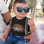 Familienstreit Vacacation Mountains Custom Wieders Baby T-shirt<br><div class="desc">Dieser phantastische Sonnenuntergang über Felsgebirgen in der Natur ist ein großartiges Bild für ein Set von individuellen T - Shirt für einen Familienurlaub, eine Wiedersehen, eine Fahrt oder einen Sommerurlaub. Gedenken Sie Ihre Ferienwoche mit passenden T-Shirts für Mama, Papa, Bruder und Schwester. Fügen Sie einfach Ihren eigenen Nachnamen und das...</div>