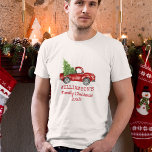 Familienweihnachtswagen Vintag Personalisiert T-Shirt<br><div class="desc">Weihnachten Wasserfarbe Vintager Truck mit Weihnachtsbaum Personalisierter T - Shirt - Rote Schrift</div>