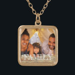 *~* FAMILY AP42 Foto Pic Picture Gold Glitzer Vergoldete Kette<br><div class="desc">SQUARE GOLD NECKLACE - GLITZER und White Block Letters (Suche nach AP42 für ähnliche Designs auf verschiedenen Produkten ) * Energetisch Enhanced Erinnerung Keepake Erinnerungen Gedächtnisfamilie. Laden Sie Ihr Familienbild hoch. Der Text lautet jetzt "FAMILY". Ein Textbereich steht zur Verfügung. Personalisieren Sie die Farbe des Schriftartes , die Größe des...</div>