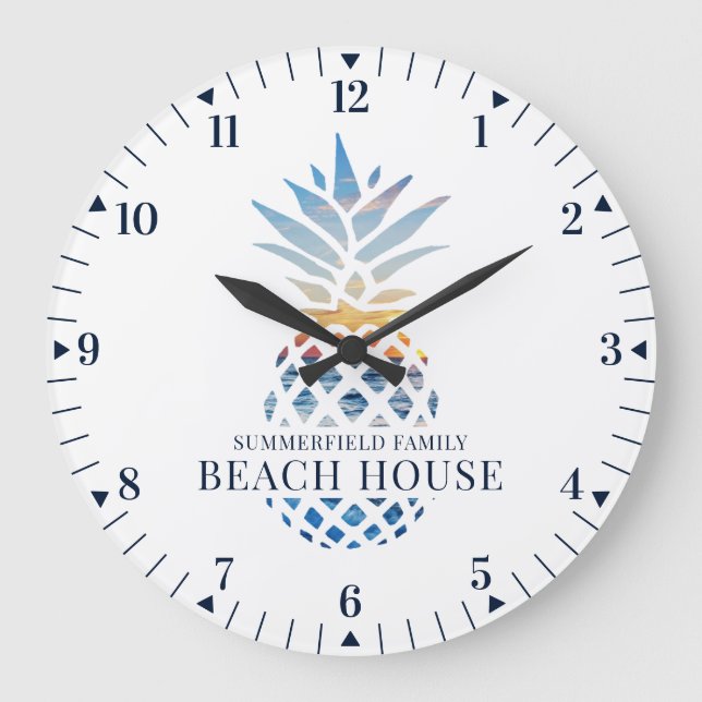 Family Beach House Custom Tropical Pineapse Große Wanduhr (Vorderseite)