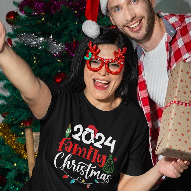 Family Christmas 2024 – Festive Holiday  T-Shirt (Von Creator hochgeladen)