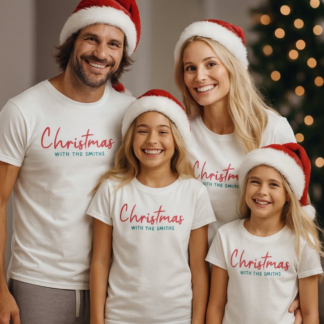 Family Christmas | Modern Minimalist Family Name T-Shirt (Von Creator hochgeladen)