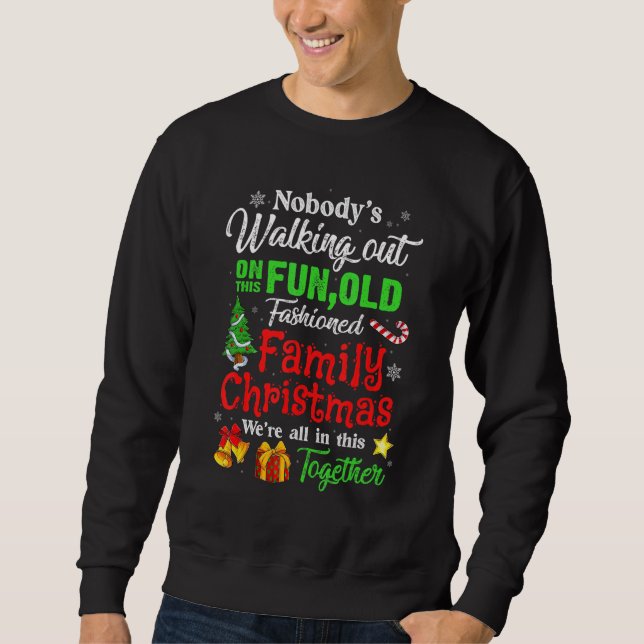 Family Christmas Nobody's Walking Out On This Fun  Sweatshirt (Vorderseite)