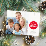 FAMILY FOTO feierliche Weihnachten Gruß baubelrot<br><div class="desc">von kat massard >>> WWW.SIMPLYSWEETPAPERIE.COM << Ein super lustiges Kartendesign mit dem Zitat "TIS THE SEASON" in fett roter Bauble-Form. Und stellen Sie Ihre Lieblings-Fotos ein (Bearbeiten, um Ihre Fotos als quadratische Form retten, bevor Sie sie hochladen, um sicherzustellen, dass sie perfekt in den vorgesehenen Raum passen. TIPS 1. Um...</div>