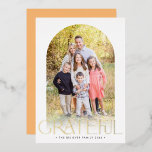 FAMILY FOTO minimal arch GRATEFUL gold Folien Feiertagskarte<br><div class="desc">von kat massard >>> WWW.SIMPLYSWEETPAPERIE.COM << An on Trend card design mit dem Zitat "GRATEFUL" in glänzender Folie,  mit kombinierter Bogenform für Ihr LieblingsFoto. KONTAKTIEREN SIE MICH,  wenn Sie Hilfe benötigen,  um Ihr Foto perfekt anzupassen - kat@simplysweetpaperie.com</div>