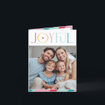FAMILY FOTO Moderne Serifentypografie JOYFUL Farbe Feiertagskarte<br><div class="desc">von kat massard >>> WWW.SIMPLYSWEETPAPERIE.COM << Ein elegantes Kartendesign mit dem Zitat "JOYFUL",  kombiniert eleganten Schrifttyp mit Serifentypografie und schlichter Hintergrundfarbe,  sodass Sie eine persönliche Nachricht handschreiben können. Mit trendigem,  quadratischem Foto vorne für Ihr liebstes Foto!</div>