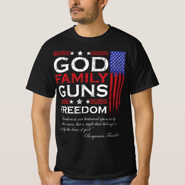 FAMILY GOD GUNS AND FREEDOM CHRISTIAN MAGA  TRUMP  T-Shirt (Vorderseite)