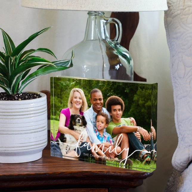 FAMILY Modern White Script Overlay Foto Name (Von Creator hochgeladen)