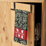 Family Monogram Christmas Holly Geschirrtuch<br><div class="desc">Ihr Vor- und Nachname personalisieren dieses Küchentuch mit Zweigen,  Beeren und grünen Mustern auf schwarz. Ideal für Ihre Wohngestaltung oder als Geschenk. PASSENDE Artikel in unserem Geschäft.</div>