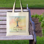 Family Wiedersehen Family Tree Tragetasche<br><div class="desc">Diese Tragetaschen der Family Wiedersehen sind mit einem Mosaikbaum in den Farben des Regenbogens auf einem Aquarellgrund dekoriert. Passen Sie sie mit Ihrem Familiennamen und dem Jahr an. Weil wir unsere eigenen Kunstwerke erstellen, werden Sie dieses exakte Bild von anderen Designern nicht finden. Original Mosaik und Wasserfarbe © Michele Davies....</div>