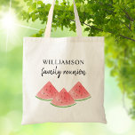 Family Wiedersehen Keepake Tragetasche<br><div class="desc">Diese Wiedersehen Tasche ist mit sommerlichen Wassermelonen in Aquarellen dekoriert. Einfach anpassbar. Ändern Sie mithilfe des Entwurfstools die Textgröße,  den Stil oder die Farbe. Wenn wir unsere Kunstwerke erstellen,  werden Sie dieses exakte Bild von anderen Designern nicht finden. Original Wasserfarbe © Michele Davies.</div>
