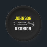 Family Wiedersehen Modern Typografy Partys Pappteller<br><div class="desc">Dies ist ein cooles, modernes, personalisiertes, familiäres Wiedersehen-Typografie-Design. Es ist in trendigem Schwarz, mit gelb und weiß stylischen Skripttypografie. Es hat Platz für Sie, um Ihren Familiennamen, das Jahr des Wiedersehen-Party / Treffen und Ort hinzuzufügen. Dieses moderne Typografie-Design ist perfekt für Ihre lustige Familienfeier, Wiedersehen, Ansammlung oder Party. Fügen Sie...</div>