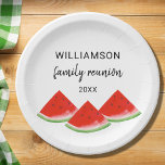 Family Wiedersehen Red Watermelon Pappteller<br><div class="desc">Planen Sie in diesem Jahr eine Wiedersehen? Diese personalisierten Teller der Family Wiedersehen sind mit Wassermelonen in roten Aquarellfarben dekoriert und werden auf Ihrem Feiertag großartig aussehen. In unserem Geschäft gibt es passende Papiertassen und Servietten. Einfach mit Ihrem Namen und Jahr anpassbar. Ändern Sie mithilfe des Entwurfstools die Textgröße, den...</div>