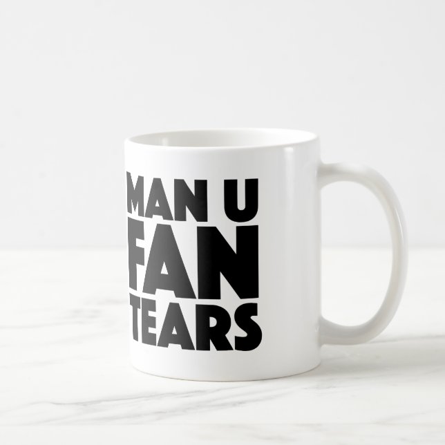 Fan des Mann-U zerreißt Tasse für Liverpool- u. (Rechts)