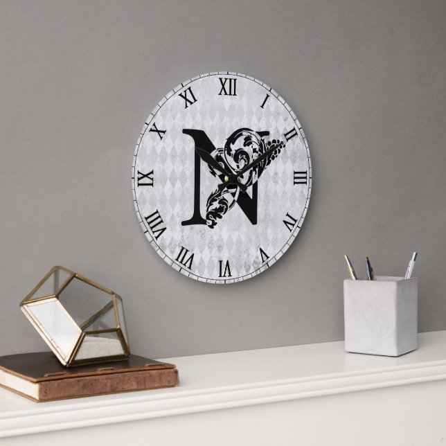 Fancy Monogramm 'N' Acryl Wanduhr (Büro)
