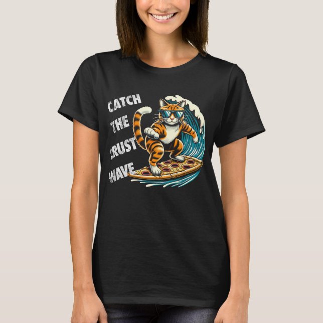 Fang die Crust Wave Cat Surfpizza T-Shirt (Vorderseite)