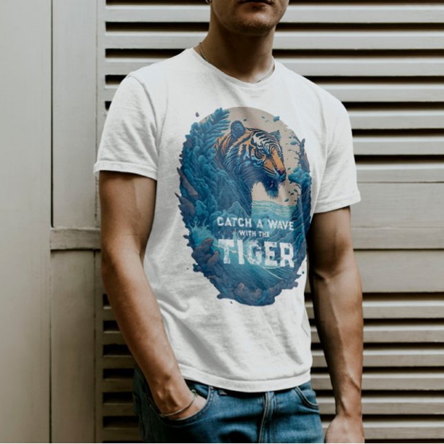 Fang eine Welle mit dem Tiger - Geschenk für Surfe T-Shirt (Von Creator hochgeladen)