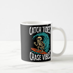 Fange Gezeiten, verfolge Vibes Skelett Surfer Stra Kaffeetasse