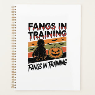 Fänge in Ausbildung Lustiges Vampir Halloween-Shir Planer