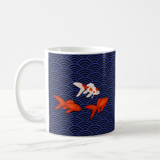 Fantail Goldfish über Seigaiha Wave Pattern Japani Kaffeetasse (Links)