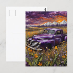 Fantasie-Retro-Lila-Fahrzeug auf einer Bergwiese Postkarte