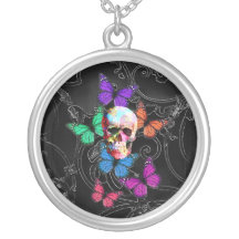 Fantasieschädel und farbige Schmetterlinge