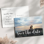 Fantasieschrift | FOTO SAVE THE DATE Ankündigungspostkarte<br><div class="desc">Eine moderne Hochzeit bewahrt das Datum Postkarte, die für Ihr Lieblings-Horizontal- oder Landschaftsorientiertes Vollblutlicht-Foto entworfen wurde. "Save the Date" erscheint als weißes Textüberlagerungsschreiben in handgeschriebenem Kalligrafieschrift. Personalisieren Sie mit Ihren Namen, Hochzeitsdatum und Hochzeitsort unten. Postkarten werden zurückgesetzt, um zusätzliche Save the Date Details, einschließlich Ihrer Hochzeitswebsite, mit Ihrer Rücksendeadresse und...</div>
