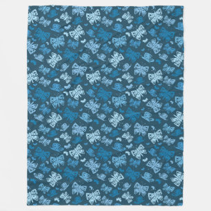 Fantasievolle blaue Schmetterlinge Fleecedecke