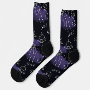 Fantasievolle lila Weltraum-Nahtlos-Muster Socken