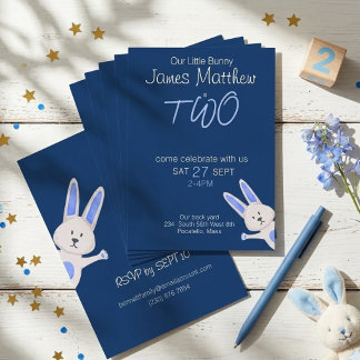 Fantasievoller moderner blauer Hase 2. Geburtstag Einladung
