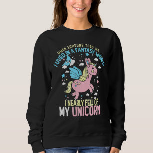 Fantasiewelt  Ich wäre fast von meinem Einhorn gef Sweatshirt