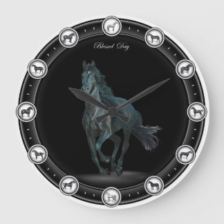 Fantastische schwarze Pferdeuhren. Große Wanduhr
