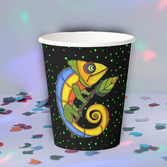 Fantasy Abstrakt Lizard sitzt auf Leaf Green Dots Pappbecher (Abstract cute colourful lizard on leaf on green polka dots on black paper party drinking cup.)