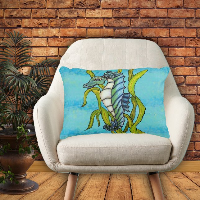 Fantasy Blue Sea Dragon Seepferd Seetang Dekokissen (Fantasy aqua blue seahorse white stomach in green seaweed on blue home decor pillow.)